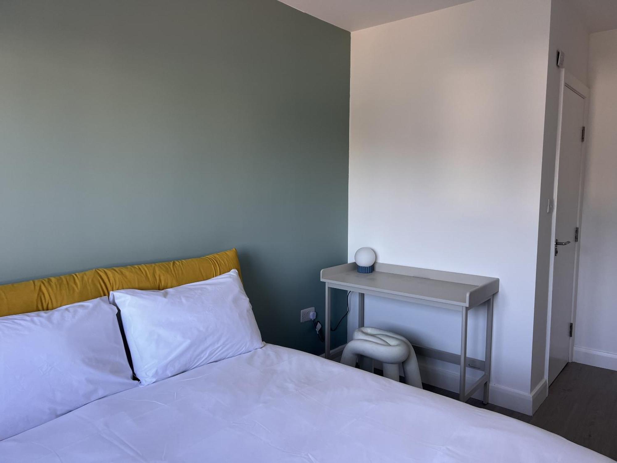 Zozy Clitterhouse Hotel London Exterior photo